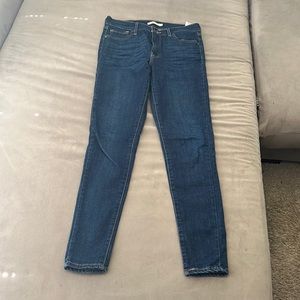 Levi’s women’s 28 high rise skinny navy jeans